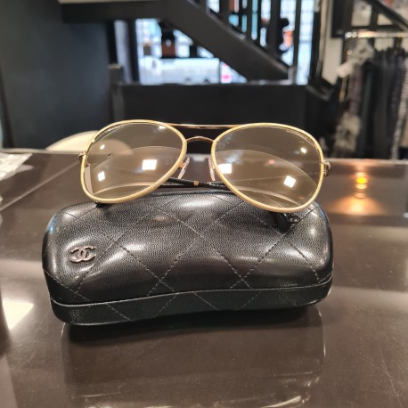 Paire de lunettes de soleil CHANEL aviateur