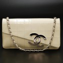 Sac CHANEL blanc cuir verni