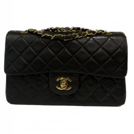 Small timeless CHANEL noir